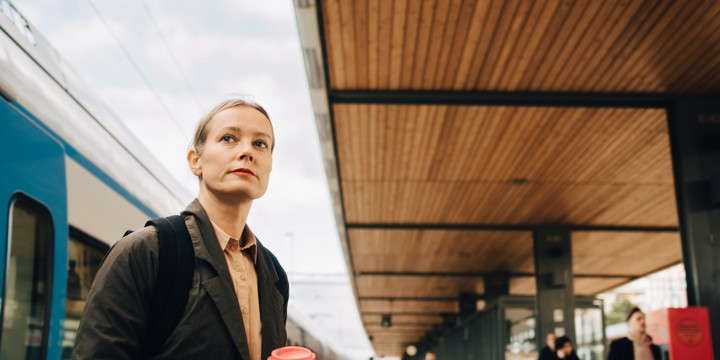 kvinna på tågstation