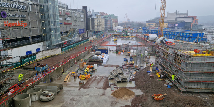Bilden visat markytan utanför Nordstans entré som ska återfyllas med grus under april.