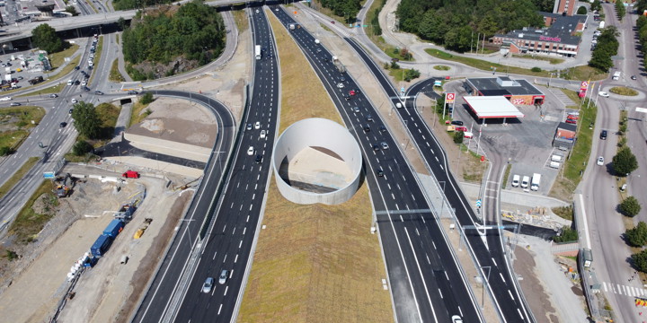 BIld visar en gång- och cykelpassage ovanifrån. Asfalterade vägar syns vänster oh höger i bild.