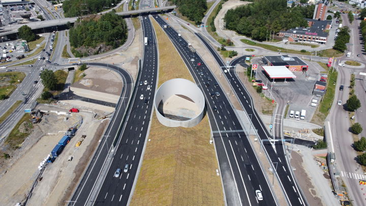 BIld visar en gång- och cykelpassage ovanifrån. Asfalterade vägar syns vänster oh höger i bild.