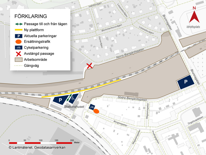 Kartan visar stationsområdet. Den norra passagen är avstängd. Du når tåget via en gång bakom stationshuset. Ersättningstrafiken går från Borgaregatan. Gångväg längs Brunnsgatan. Två pendlarparkeringar tillgängliga, en bakom stationshuset och en i korsningen Brunnsgatan/Södra Bangårdsgatan.