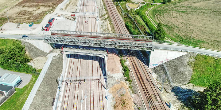 Ett spårområde med fyra spår i fågelperspektiv
