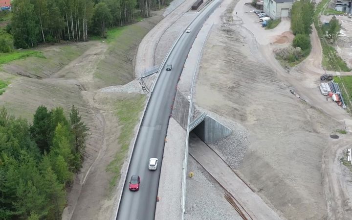 väg 562 (Landsvägsallén) passerar över ny järnvägsport och nytt industrispår.