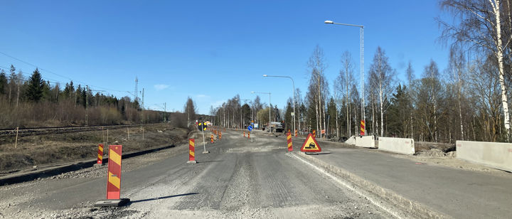 Den gamla asfalten har frästs bort och en varningsskylt varnar för hög kant.