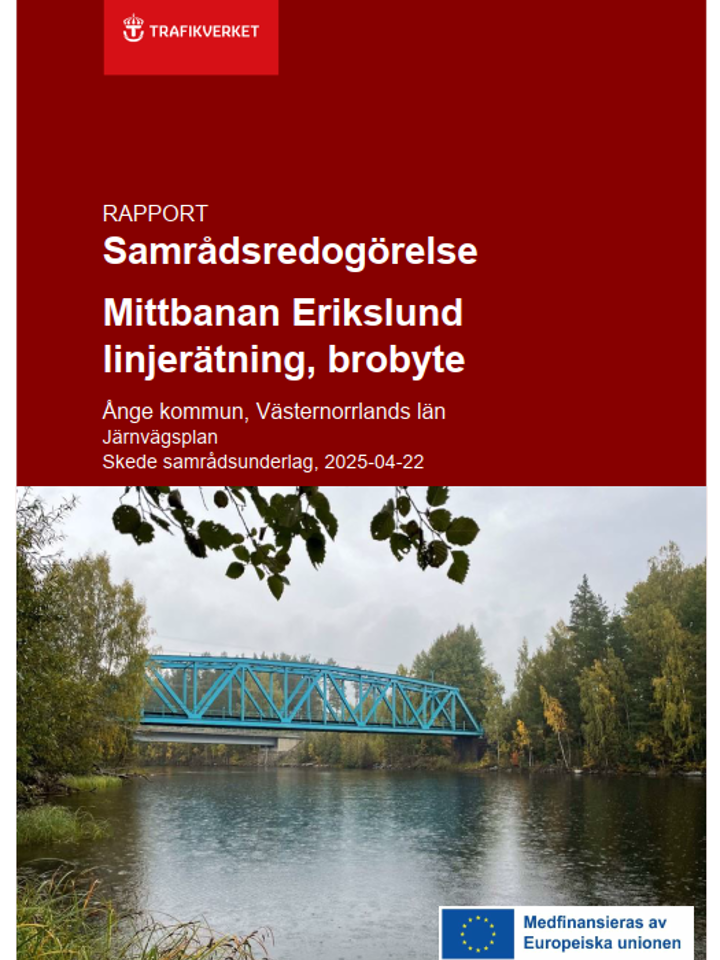 Bilden visar en rapport med texten Samrådsredogörelse Mittbanan Erikslund linjerätning, brobyte. Ånge kommun, Västernorrlands län. Järnvägsplan. Skede samrådsunderlag 2025-04-22. Med en bild på järnvägsbron över Ljungan med gröna träd på varje sida.