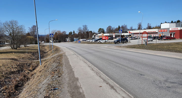 Centrumvägen, väg 684, med ICA i bakgrunden.