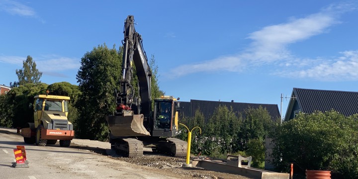 Arbetsfordon läng Centrumvägen. Träd och hus i bakgrunden.