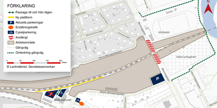 Bilden visar stationsområdet. Brunnsgatan är avstängd mellan Södra Bangårdsgatan och Blommenhofsvägen. Du når tåget via en gång bakom stationshuset. Gångväg för att nå stationen runt Folkungavallen och kyrkogården. Ersättningstrafiken går från Borgaregatan.