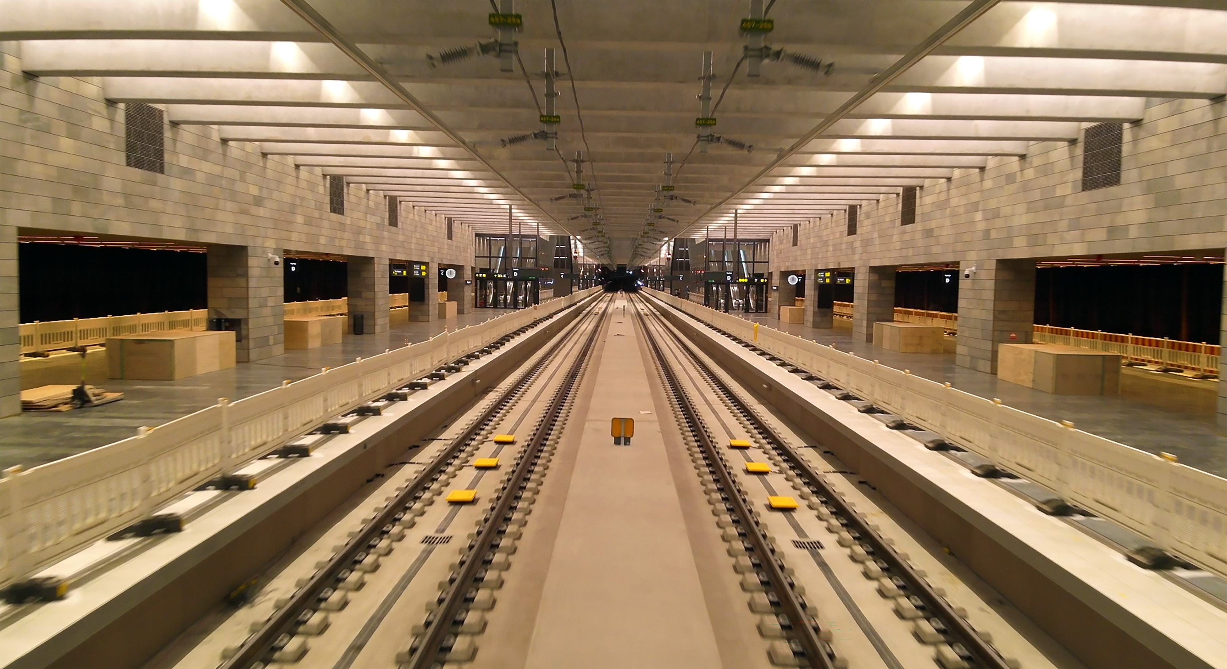 Bilden visar de ballastfria spåren i tunneln. 