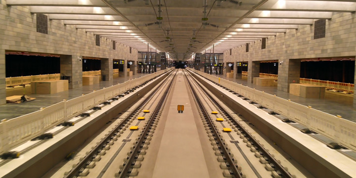 Bilden visar de ballastfria spåren i tunneln.
