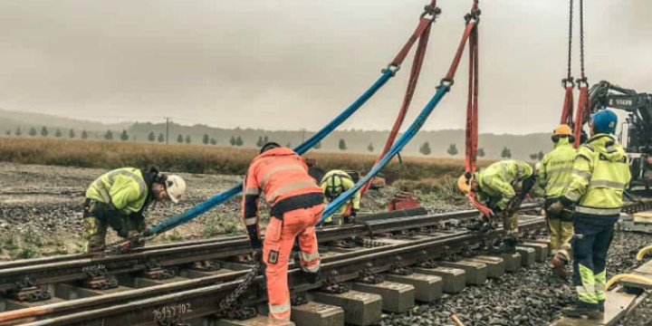 I ett spårväxelbyte ingår förutom bytet av själva växeln även byte av ballast, sliper och stål samt växeldriv, TKK (Tungkontrollkontakter) och växelvärmelelement. Ofta innebär ett växelbyte kompletteras med mindre spårarbeten och flytt av kontaktledningsstolpar då moderna växlar har andra dimensioner än de trotjänare som byts ut. Materialet som behövs transporteras tillsammans med speciella kranar på specialbyggda tåg.