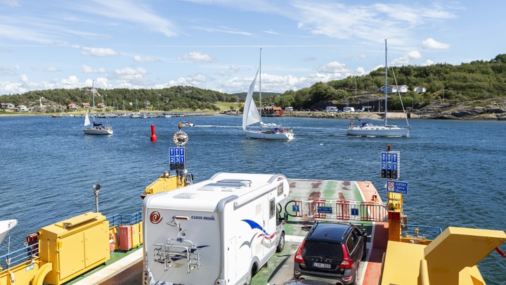 Ellinfärja på Malöleden en sommardag med mycket fritidsbåtar i trafik