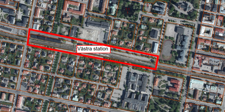 Flygbild över Västra station med ett rödmarkerat område
