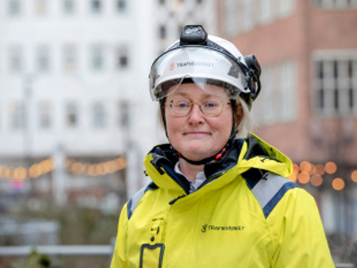 Bild på E4 Förbifart Stockholms projektchef Camilla Magnusson i hjälm och varselkläder.