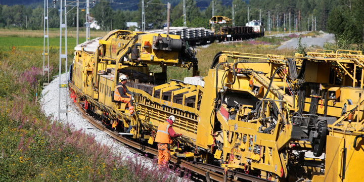 Ett spårbyte är en stor apparat, vilket inte minst det 400 meter långa spårbyteståget är ett exempel. I ett spårbyte ingår även byte av ballast ner till ett djup av 30 cm under sliprarnas nederkant. Arbetet genomförs med 400 meter långa spårbyteståg.
