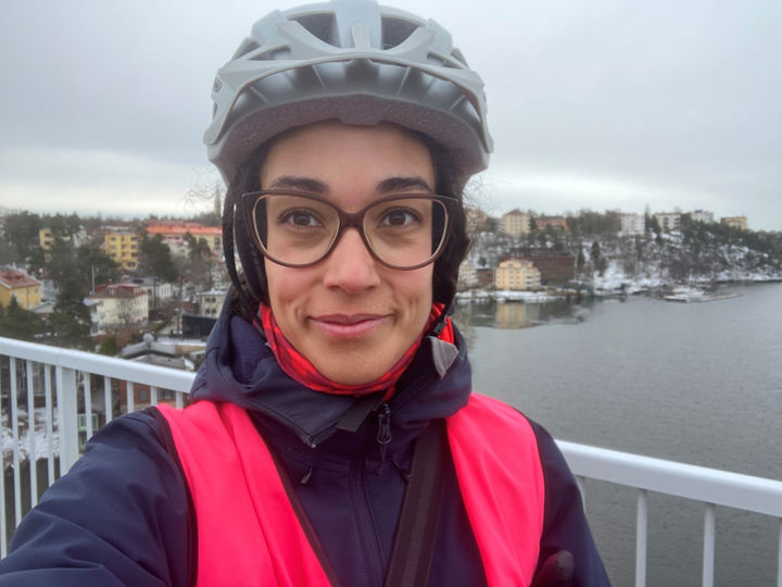 Kvinna på bro med cykelhjälm